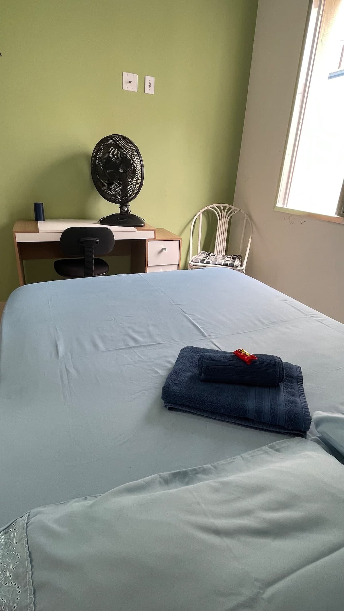 Quarto 21: cama de casal e mesa de trabalho