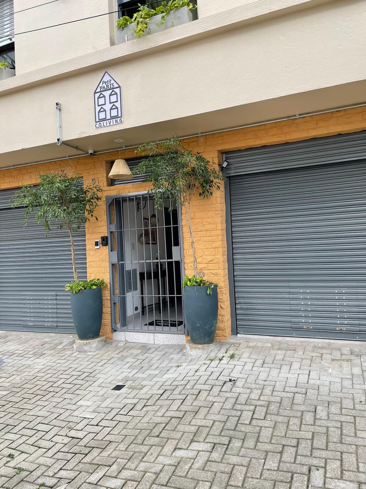 Nossa fachada na Rua dos Franceses